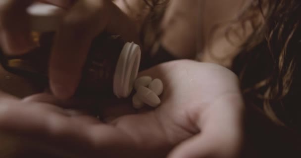 Mulher tomando overdose de comprimidos no banheiro — Vídeo de Stock