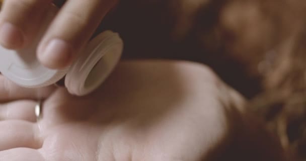 Суицидальная женщина выбрасывала таблетки — стоковое видео