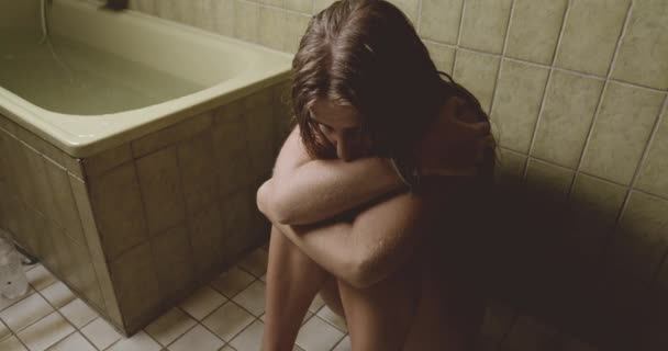 Depressieve vrouw knuffelen zelf in badkamer — Stockvideo