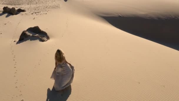 Беспилотник женщины, гуляющей по песчаному пляжу — стоковое видео