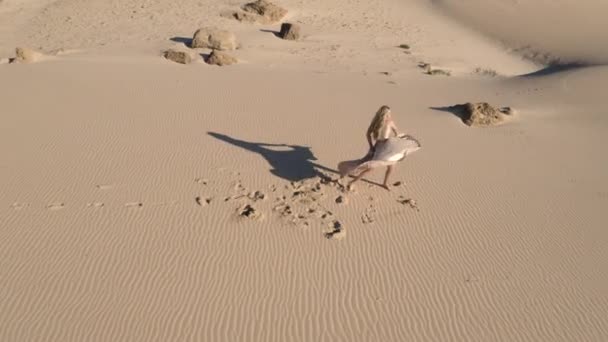 穿着长袍赤脚在海滩上跳舞的女人 — 图库视频影像