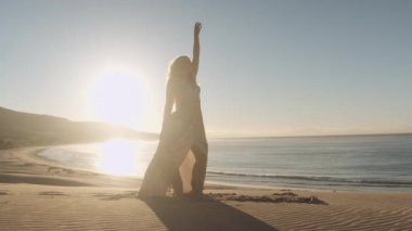Sandy Beach 'te Uzun Elbiseli Dansçı