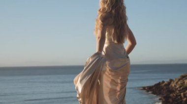 Güneşli Sahilde Dans Eden Kadın