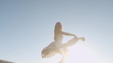 Altın Giyen Güzel Kadın Güneşin Önünde Dans Ediyor