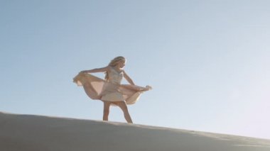 Kum Üzerinde Dans Eden Altın Elbiseli Sarışın Kadın