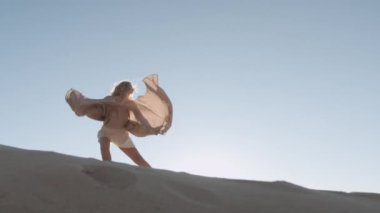 Parlak Güneş Altında Altın Dansçı Kadın