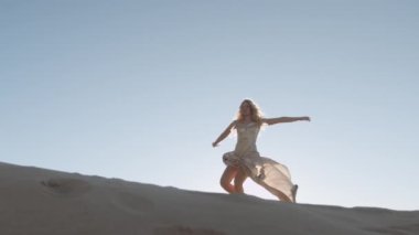 Sahilde Altın Elbiseyle Dans Eden Güzel Kadın