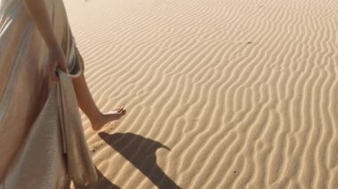 Altın Giyen Parlak Kadın Kum Üstünde Yürüyor