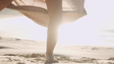 Sahilde Altın Dansçı Kadın