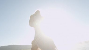 Güneş Işığı Sahilinde Altın Giyen Sarışın Kadın