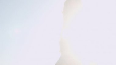 Kumsalda Parlak Günışığında Dans eden Sarışın Kadın