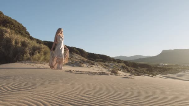 Hermosa bailando rubia mujer en vestido en playa — Vídeo de stock