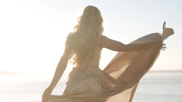 Mulher dançando na luz do sol brilhante na praia — Vídeo de Stock