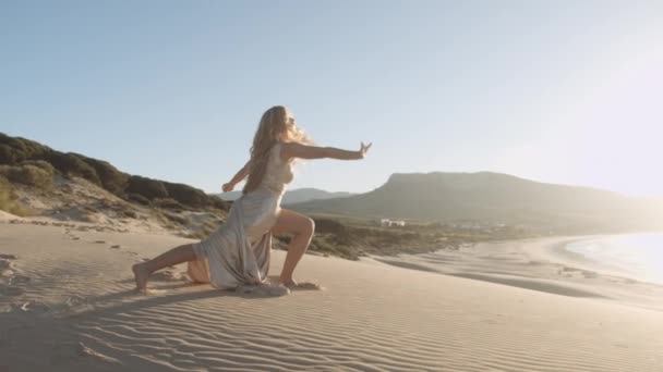 Belle femme dansant en or sur la plage — Video