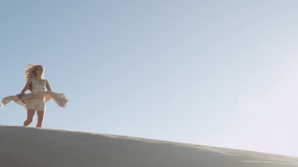 Jeune femme bondissant sur la plage de sable en robe d'or — Video