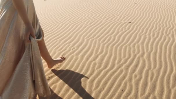 Glamouröse Frau in Gold läuft über Sand — Stockvideo