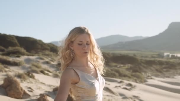 Mujer hermosa en vestido de oro bailando en la playa — Vídeos de Stock