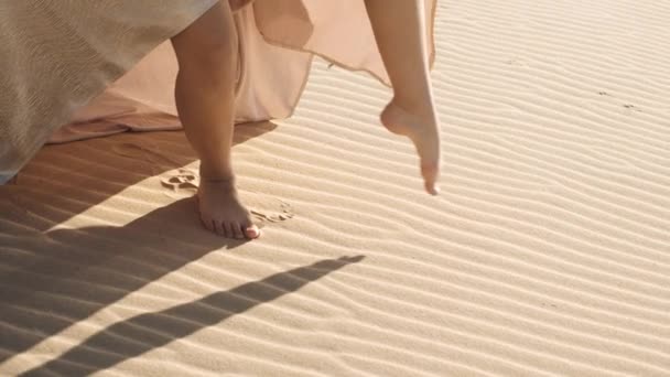 Frau tanzt barfuß über gewellten Sandstrand — Stockvideo
