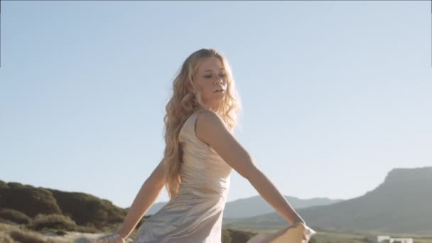 Altın Elbiseli Güzel Kadın Sahilde Dans Ediyor — Stok video