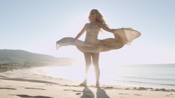 Piękna blondynka w złocie na słonecznej plaży — Wideo stockowe
