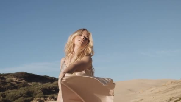 Mulher bonita em ouro dançando na praia — Vídeo de Stock