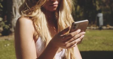 Sunny Garden 'da Smartphone' da Mesajlaşan Kadın