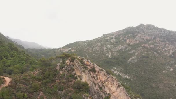 Vuelo de drones sobre montañas bajo cielo gris — Vídeos de Stock