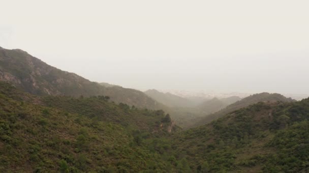 Vuelo de drones sobre colinas y montañas brumosas — Vídeo de stock
