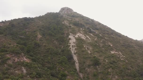 Vuelo de drones hacia el pico de la montaña — Vídeos de Stock