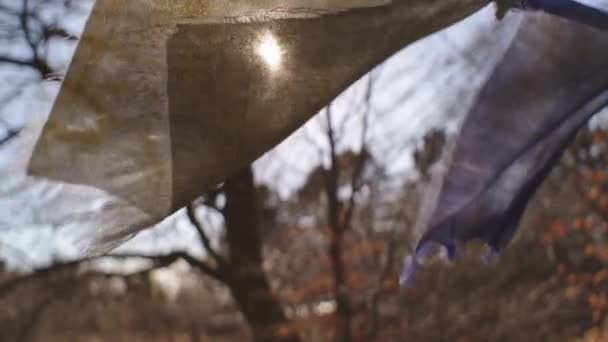 Banderas de oración soplando en el viento en el soleado día de otoño — Vídeo de stock