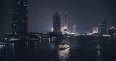 Tayland 'da şehir silueti Gece boyunca nehir manzaralı