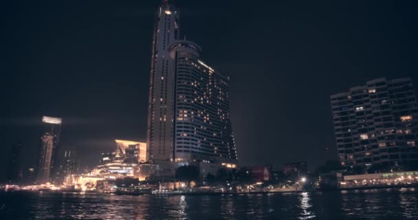 Ночной тур по реке Алонг с видом на высокие здания и огни в Таиланде — стоковое видео