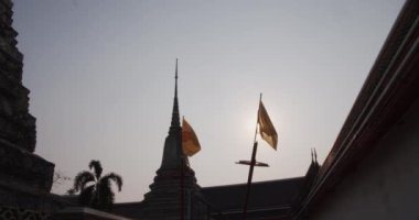 Budist Tapınağı 'nın Çatı Tarafından Yukarı Çekilen Güneş Işığına Karşı