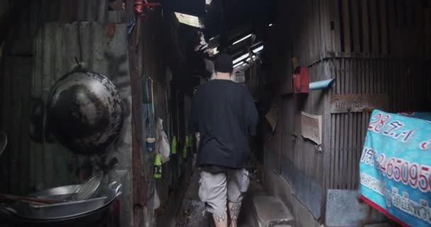 Homme caucasien vivant en Thaïlande passant par ruelle étroite — Video