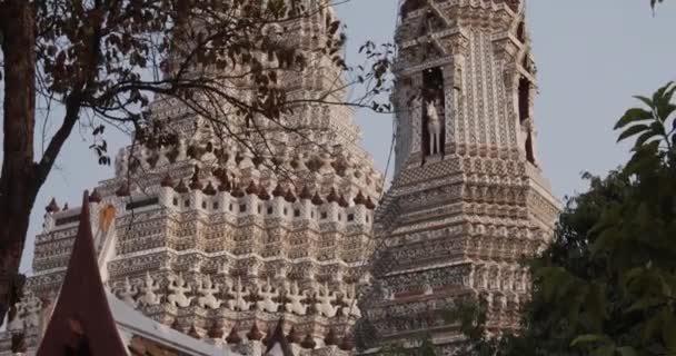 Hermosos detalles del templo de Wat Arun vistos desde lejos — Vídeos de Stock