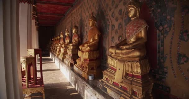 Statue di Buddha nel Chiostro del Tempio di Wat Arun, Thailandia — Video Stock