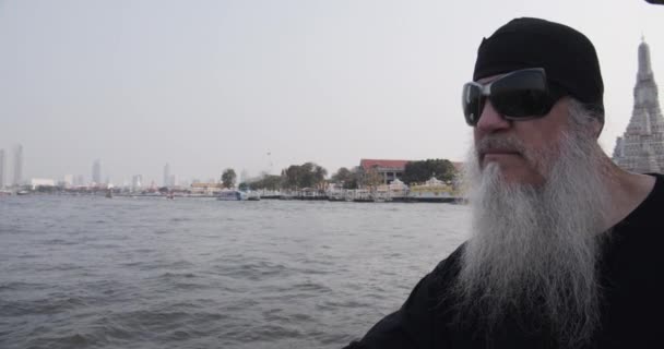 Homme barbu profitant de la promenade panoramique sur un bateau pendant son séjour en Thaïlande — Video