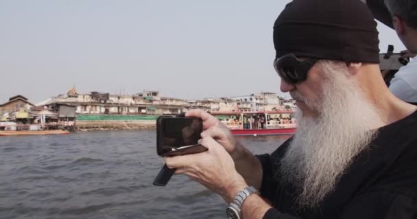 Homme sur le bateau en Thaïlande Prendre une vidéo de la belle rivière — Video