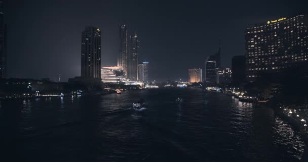 Aerial Shot of City Lights y River en Tailandia contra el cielo oscuro — Vídeos de Stock