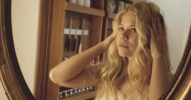 Genç Kadın Aynadaki Yansımasına Bakıyor