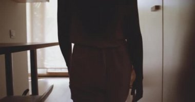 Sabahları koltukta oturan bir kadın.