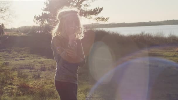 Jongen staat in de zon veld en blazen bubbels met Wand — Stockvideo