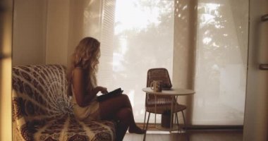 Sabah Kadın Sayısal Tablete Yazıyor