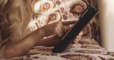 Sayısal Tabletteki İçerikte Kaydıran Kadın