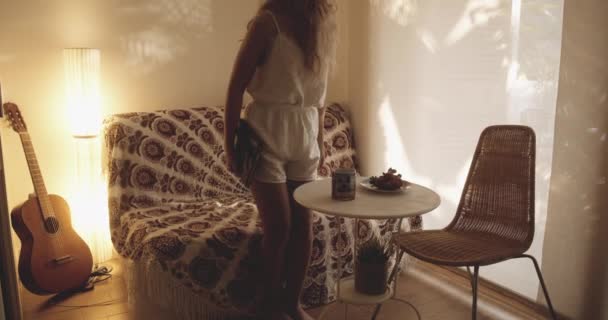 Красивая женщина в утренней рутины на диване читая таблетки — стоковое видео