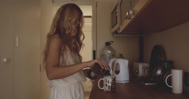 Femme faisant du café dans la cuisine le matin — Video