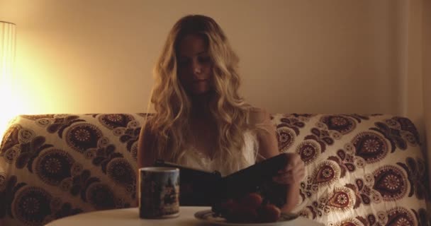 Morning Routine voor mooie vrouw van sofa en koffie — Stockvideo
