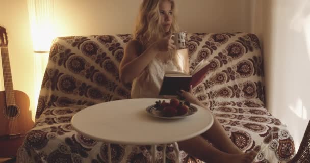 Vrouw N Bank lezen en drinken van koffie — Stockvideo