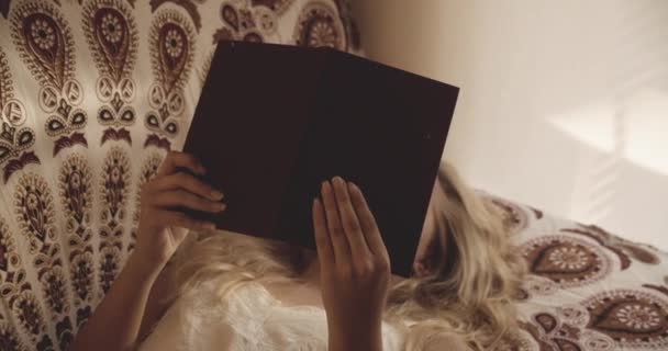 Femme détendue obscurcie par le livre qu'elle lit — Video