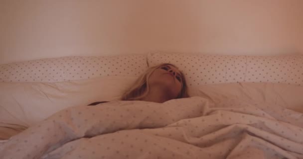 Mujer despertando y sentada en la cama — Vídeos de Stock